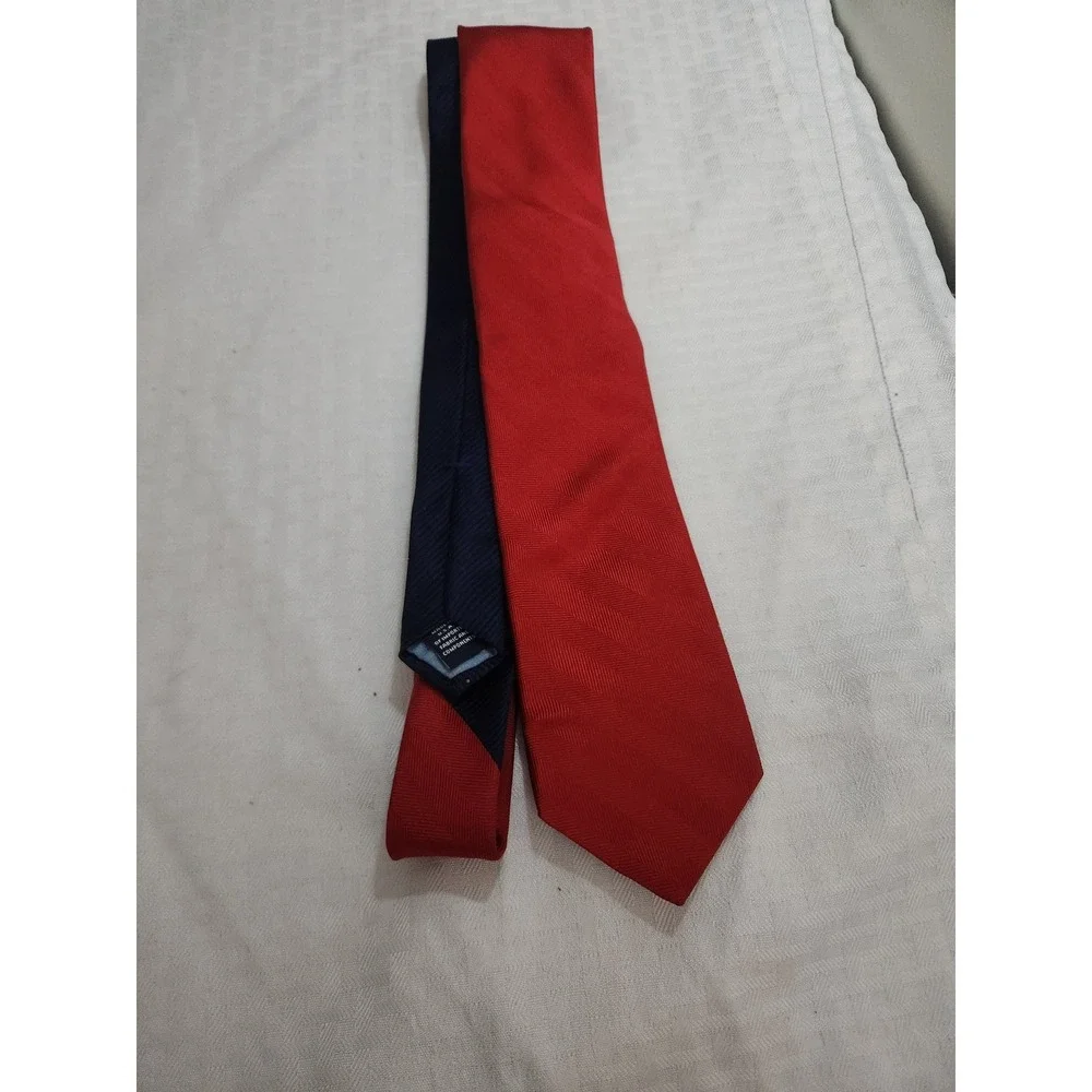 Roundtree & Yorke Slim Red Herringbone Silk Blend Necktie Mens Navy Tipping